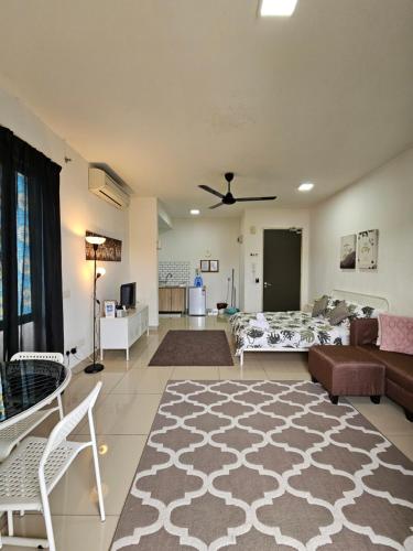 sala de estar con cama y sofá en Urban 360 Studio by La Ritz en Batu Caves