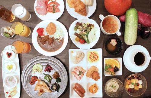 金澤的住宿－KOKO HOTEL Premier Kanazawa Korinbo，餐桌上摆放着食物和饮料