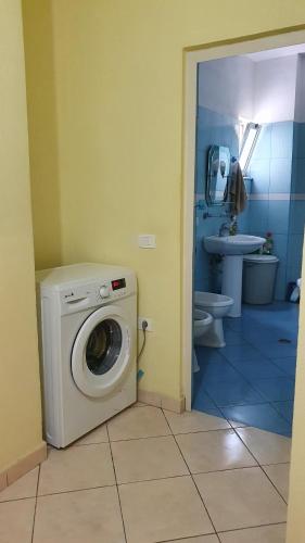 een badkamer met een wasmachine in een kamer bij Rent Apartament Bardho in Durrës