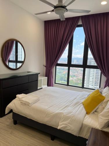 1 dormitorio con 1 cama grande, cortinas moradas y espejo en Lexa Residences at KL, en Kuala Lumpur