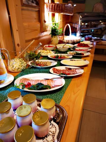 een buffet met veel gerechten op tafel bij Kamratowo in Wisła
