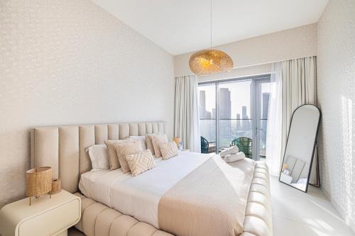 Postel nebo postele na pokoji v ubytování Luxury 2BR with Full Burj Khalifa & Fountain View