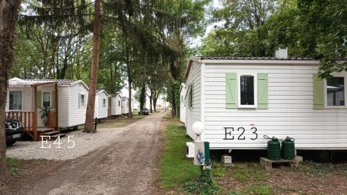 a row of mobile homes on a dirt road at Mobil Home proche EUROPA PARK/RULANTICA in Boofzheim