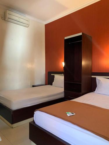 una habitación de hotel con 2 camas en una habitación en Bandoeng Guest House by Pesen Kamar, en Betek