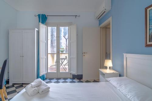 - une chambre avec un lit et des serviettes dans l'établissement Casa De Rollo - Whole House, à Noto