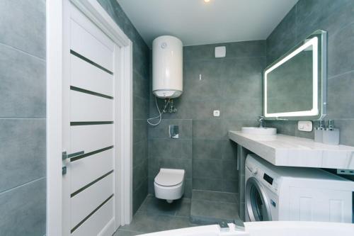 キーウにあるHotrent Olympicのバスルーム(洗面台、トイレ、鏡付)