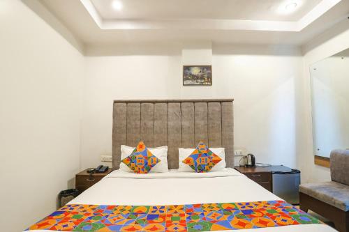 En eller flere senge i et værelse på FabHotel DPS International