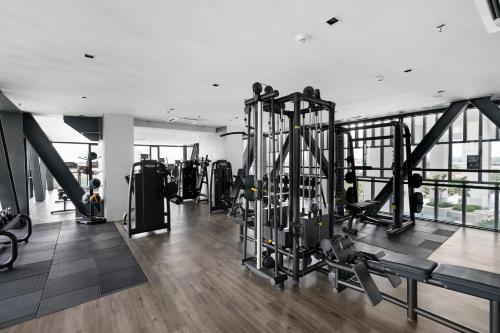 un gimnasio con un montón de equipamiento en una habitación en Modern & Minimalist 2-Bedroom Apartment in PJ, en Petaling Jaya