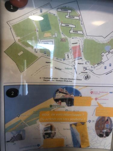 a sign with a map of a park at Appartement 1 chambre De Haan in De Haan