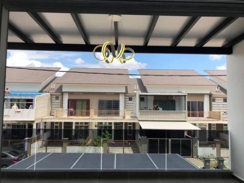 una ventana con vistas a una pista de tenis en ML Homestay en Selong Village