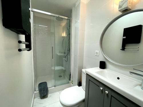 uma casa de banho com um chuveiro, um WC e um lavatório. em Vue Royale, Cœur Ville, lumineux #5 em Dreux