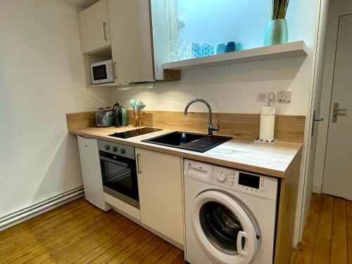 uma cozinha com um lavatório e uma máquina de lavar roupa em Vue Royale, Cœur Ville, lumineux #5 em Dreux