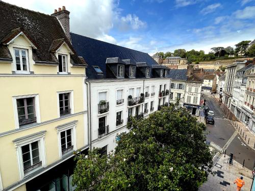 um grupo de edifícios brancos em uma rua da cidade em Vue Royale, Cœur Ville, lumineux #5 em Dreux