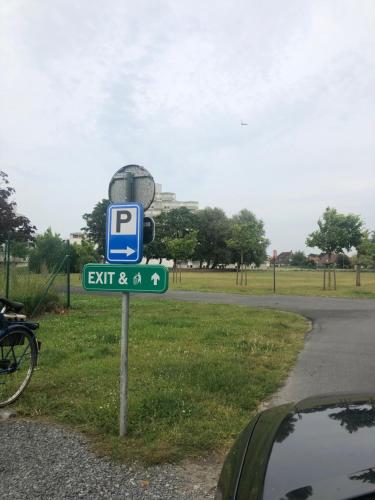 a parking sign on the side of a road at Appartement 1 chambre De Haan in De Haan