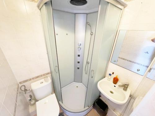 een badkamer met een douche, een toilet en een wastafel bij Motel in Hoshcha