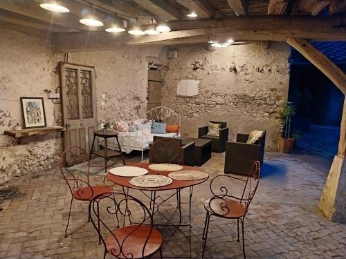 une pièce avec une table et des chaises dans un bâtiment dans l'établissement L'escapade de Chambord, à Saint-Claude-de-Diray