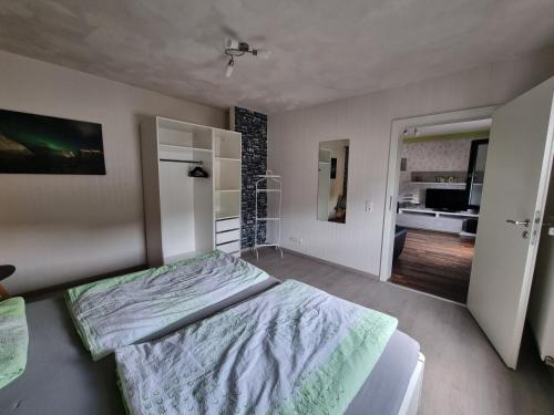 イダー・オーバーシュタインにあるFeWo Algenrodtのベッドルーム(大型ベッド1台付)、バスルームが備わります。