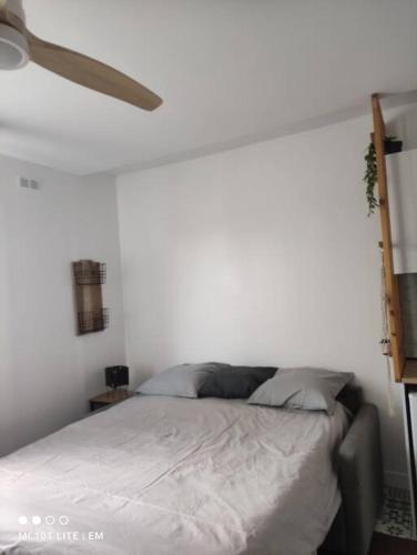 - une chambre blanche avec un lit dans l'établissement Logement Stade de France/JO/7 minutes de Paris, à LʼÎle-Saint-Denis