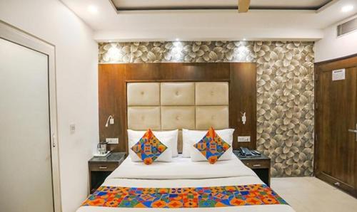 een slaapkamer met een groot bed in een kamer bij FabHotel Station I in New Delhi