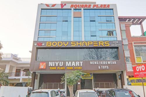un edificio con un cartel para una tienda de bebés en Super Collection O Oyo Townhouse Lemonade Shyam Nagar, en Juhi Bari