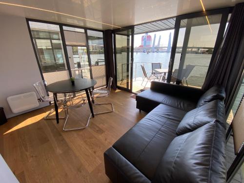 Posezení v ubytování KUNGSVIKEN - Hausboot im Herzen von Göteborg