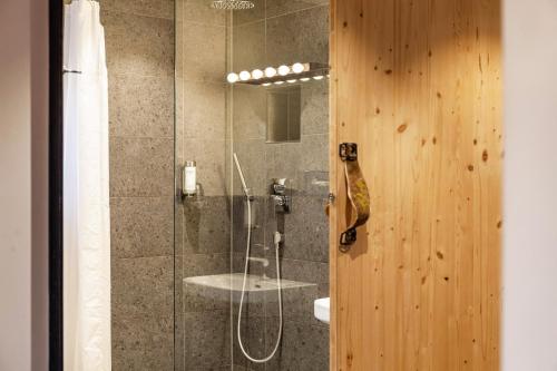 een badkamer met een douche en een glazen deur bij Chalet Rauschn 3 in Farchant