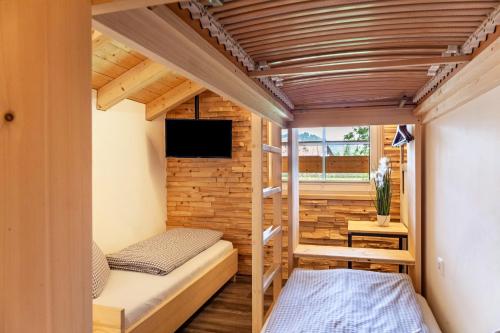 ein Zimmer mit Etagenbetten in einem winzigen Haus in der Unterkunft Chalet Rauschn 1 in Farchant