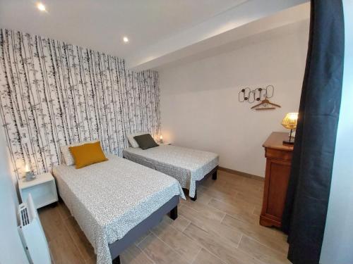 Habitación pequeña con 2 camas y mesa. en Chambord, entre Loire et Sologne, en Saint-Claude-de-Diray