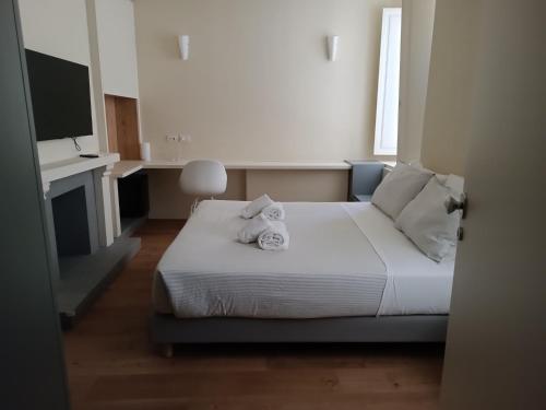 Un dormitorio con una cama y un escritorio con televisión. en Chill in Tuscany ground floor, en Lucca