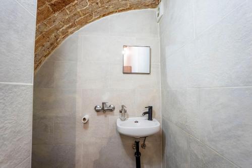 un baño con lavabo y espejo en APARTAMENTO BERROCALA, en Cáceres