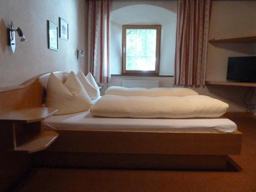 Postel nebo postele na pokoji v ubytování Hotel Garni Löwen