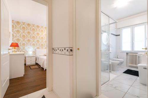 bagno con porta a vetri che conduce a una camera da letto di Bellavista SanMarco lagoon front LOC06740 a Lido di Venezia