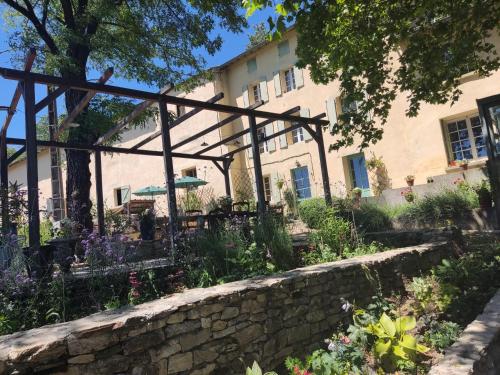a garden in front of a building at Les Houstalous in Lacombe