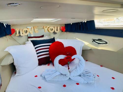 トノン・レ・バンにあるLoveboatの赤いハートと愛の枕を備えたベッド