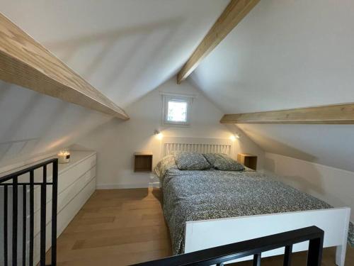 une chambre avec un lit dans un grenier dans l'établissement Charming Southern house - close center, à Antibes