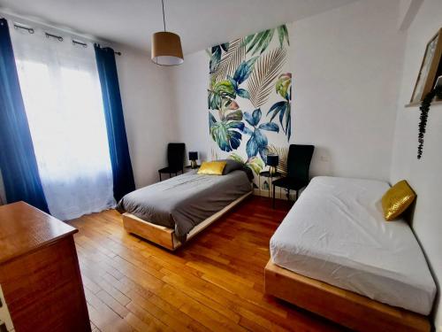 une chambre avec deux lits et une fenêtre dans l'établissement Frida- Nancy Thermal à 2 min- 10 pers - chez Julie, à Nancy