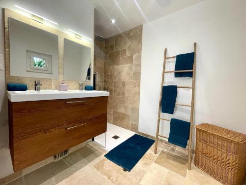 une salle de bain avec un lavabo et un miroir dans l'établissement Maison piscine privée Camargue, à Vauvert