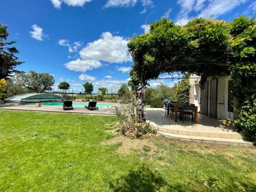 - une cour avec une table de pique-nique et une piscine dans l'établissement Maison piscine privée Camargue, à Vauvert