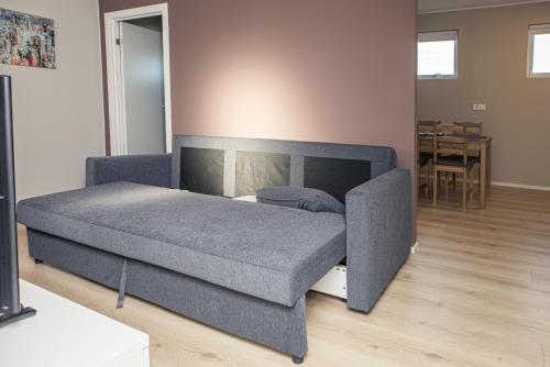 1 dormitorio con 1 cama grande en una habitación en Cosy modern apartment for up to 4 ! en Reikiavik