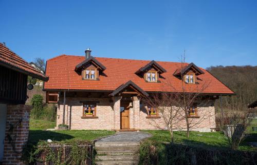 札博克的住宿－Kuća za odmor Zagorka，一座红屋顶的大型砖屋