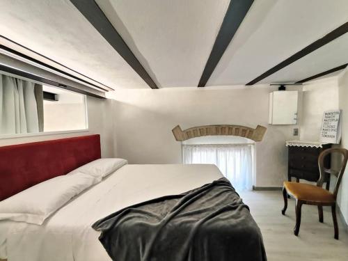 1 dormitorio con 1 cama grande y 1 silla en La mia limonaia sui colli, garden, parking, fit for bike !, en Florencia