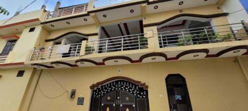 un edificio con balcone e porta nera di SPOT ON Hotel Sainik Inn a Nalmatha
