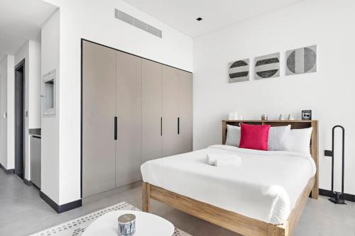 Postel nebo postele na pokoji v ubytování Modern 2 Sleeper Studio, Dubai
