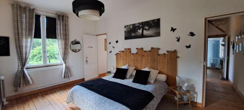 サン・ガシアン・デ・ボワにあるLe Soleil Levantのベッドルーム1室(木製ヘッドボード付きのベッド1台付)