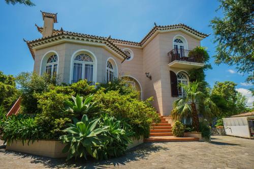 a large house with trees and plants in front of it at Quinta das Hortências in São Vicente Ferreira