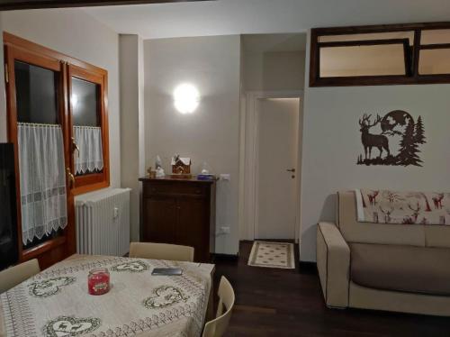 una pequeña sala de estar con mesa y sofá en Il Rifugio, en Pescasseroli