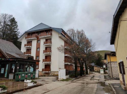 una calle vacía delante de un edificio en Il Rifugio, en Pescasseroli