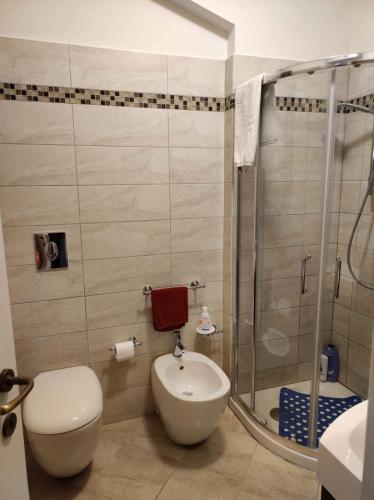 y baño con ducha, aseo y lavamanos. en Il Rifugio, en Pescasseroli