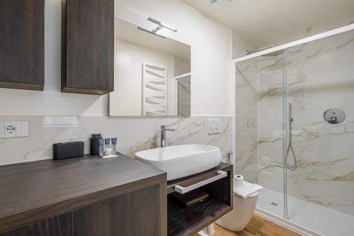 a bathroom with a sink and a shower at Easylife - Moderno rifugio a due passi dal duomo in Milan