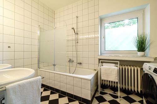 a bathroom with a bath tub and a sink at Altbauwohnung im Zentrum Bocholts in Bocholt